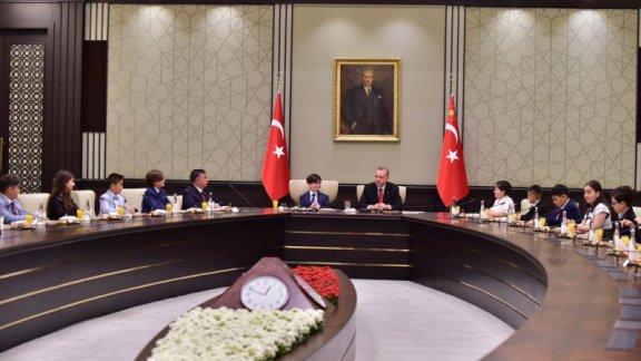 Cumhurbaşkanı Erdoğan, Bakan Yılmaz ve beraberindeki çocukları kabul etti