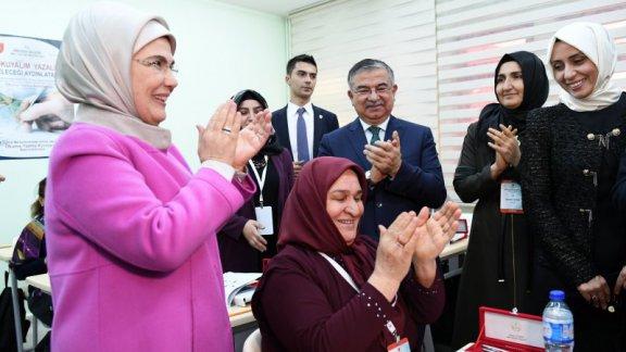 Cumhurbaşkanı Erdoğanın eşi Emine Erdoğan ve Bakan Yılmaz, Okuryazarlık Seferberliği açılış programına katıldı
